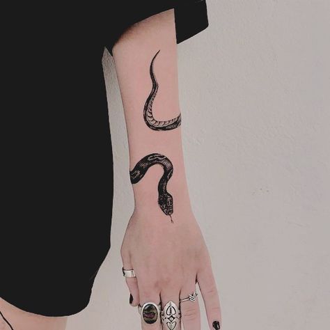 Snake Bracelet Tattoo, Serpent Tattoo, Sharpie Tattoos, Snake Tattoo Design, Hand Tattoos For Women, Back Tattoo Women, Dainty Tattoos, Snake Tattoo, Black Ink Tattoos