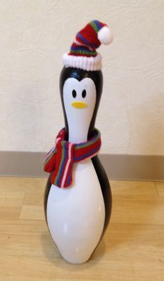 Cute bowling pin penguin. Could change out his hat and scarf for different seasonal wear. Decorating Bowling Pins, Bowling Pin Christmas Crafts, Bowling Pin Crafts Diy, Christmas Bowling Pins, Bowling Pins Ideas, Bowling Pins Crafts, Diy Bowling Pins, Penguin Bowling, Painted Bowling Pins