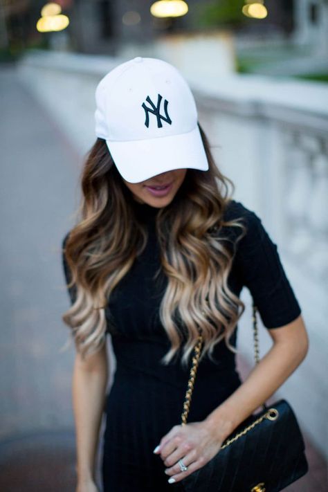 Street Style: Weekend Casual. - Mia Mia Mine Cap Outfits For Women Summer, Yankee Hat Outfits Women, New Era Outfit, Maria Vizuete, Yankees Outfit, Era Outfits, Mia Mia Mine, Blogger Outfit Inspiration, Baseball Cap Outfit