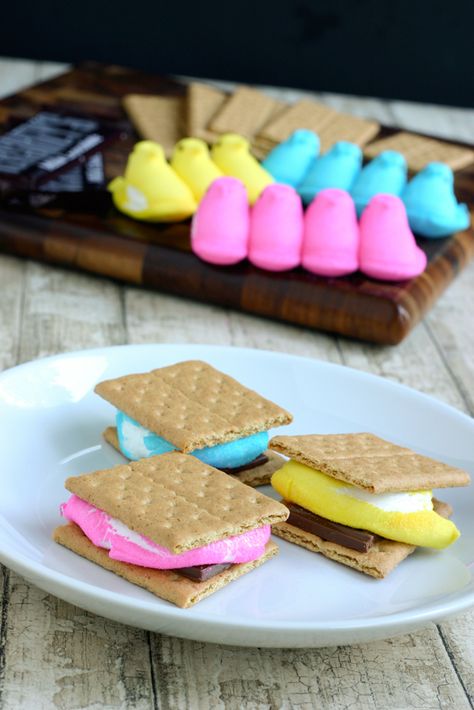 I'm pretty sure I've already missed the boat on the Easter candy sales. Easter Smores, S'mores, Easter Peeps, Think Food, Köstliche Desserts, Easter Treats, Easter Fun, S Mores, Easter Recipes