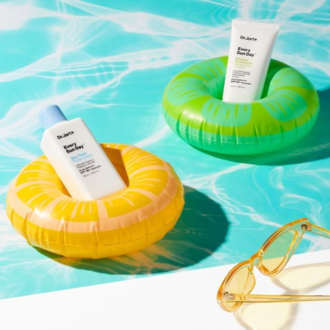 Conceptual Product Photography, Summer Cosmetics Design, Beach Theme Product Photography, Poolside Product Photography, Summer Cosmetic Photography, Sunscreen Photoshoot, Sunscreen Product Shoot, Beach Skincare Photography, Gang Photography