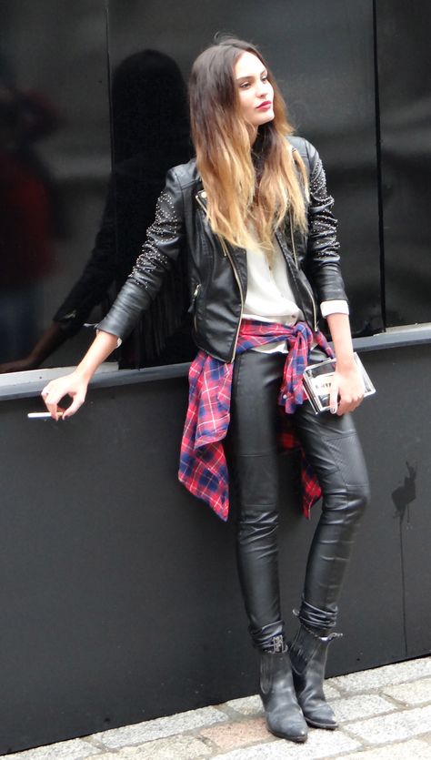 Rock style : Black leather pants + Leather Jacket + tee + flannel tied around waist Flannel Tied Around Waist, Glam Rock Style, Look Rock, Rock Outfit, Rock Outfits, Concert Outfits, Style Rock, Black Leather Pants, Rocker Style