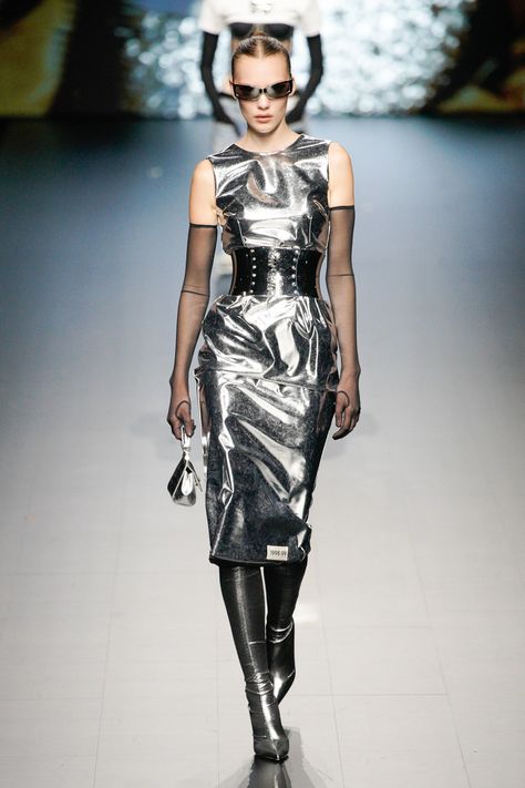 Dolce And Gabbana Spring 2023, Silver Metallic Dress, Spring 2023 Ready To Wear, 2023 Ready To Wear, Futuristic Fashion, Runway Trends, Dolce E Gabbana, Spring 2023, Fashion Street