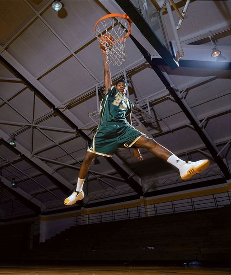 Lebron James Pictures, Lebron James High School, Lebron James Family, Lebron James Wallpapers, Nike Lebron Shoes, King Lebron James, King Lebron, Ball Aesthetic, Basketball Photos