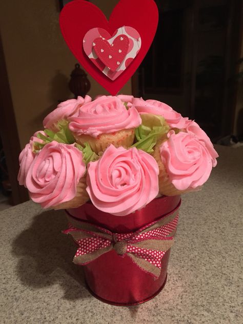 Cupcake Bouquet Valentines Day, Cupcake Bouquet Packaging, Small Cupcake Bouquet, Cupcake Basket Bouquet, Girls Cupcakes, Valentines Cupcake, Bouquet Cupcakes, Expo Ideas, Baked Bouquet Cupcake Flower