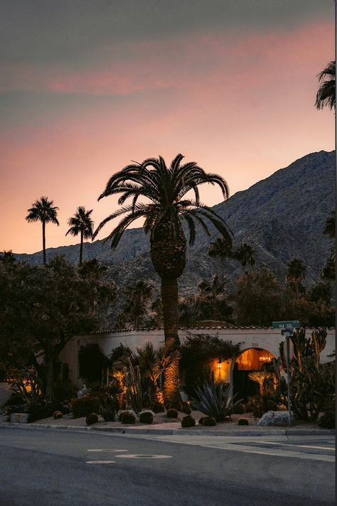 Nature Houses, Palm Springs Resorts, Palm Springs Aesthetic, Usa Dream, Moving Wallpapers, House In Nature, Us Road Trip, Visit California, Relaxing Vacations