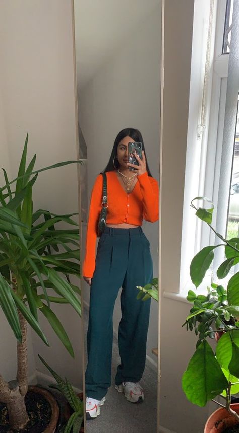 Chromatic Outfits Aesthetic, Simple Colorful Outfit Ideas, Dark Green And Red Outfit, Colorful Minimalist Outfits Women, Colorful Minimalist Style, Deep Autumn Color Outfits, Colorful Minimalist Outfit, Colorful Chic Outfit, Fall Outfits Colorful