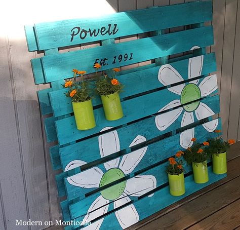 I wanted a family sign and a garden planter for my side door, so I combined the two ideas to create a fun decoration using upcycled materials. [media_id:3030703… Jardim Diy, Wooden Pallet Projects, Pallet Decor, Pallets Garden, Pallet Garden, Pallet Crafts, Pallet Painting, Diy Deck, Old Pallets