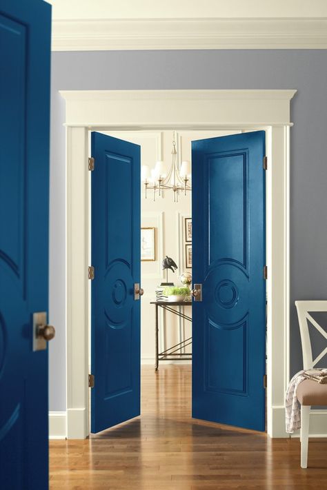 How a Door Can Make a Statement + LA House Update — Veronica Bradley Interiors Paint Doors Interior, Painted Interior Doors, 아파트 인테리어, Blue Door, Design Del Prodotto, Hus Inspiration, Updating House, Door Color, Beautiful Doors