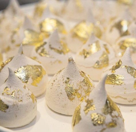 Meringue Ideas, Gin Party, Mini Meringues, Torte Decorate, Meringue Kisses, Grade 10, Meringue Cookies, Future Wedding Plans, Dessert Tables