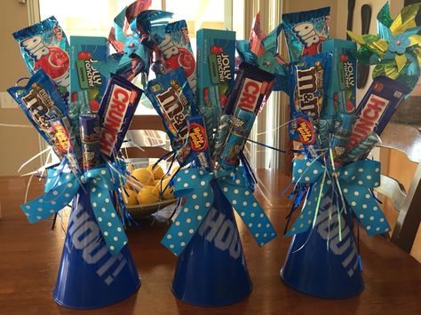 Cheerleader megaphone candy bouquet Senior Night Gift Basket Cheerleading, Cheer Megaphone Gift Ideas, Candy Cheer Gifts, Cheerleaders Gifts Ideas, Cheer Leader Gifts Cute Ideas, Cheer Announcement Ideas, Cheer Congratulations Gifts, Megaphone Cheer Gifts, Treats For Cheerleaders