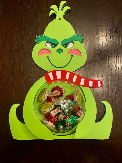 Grinch inspired Grinch Candy Gram. How cute are these! Great holiday gifts idea. Que_Bonita_Crafting Grinch Candy, Grinch Goody Bags, Cute Grinch, Grinch Candy Holder, Grinch Christmas Crafts, Grinch Diy, Candy Holder Diy, Diy Christmas Treats, Diy Christmas Candy