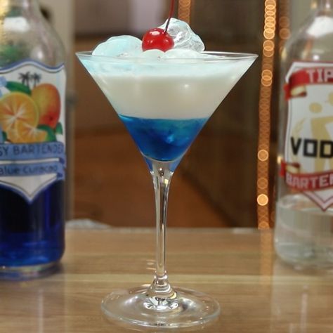 4th of July is here, which means it’s time for Independence Day cocktails!! If you’re looking for 4th of July cocktail recipes, Independence Day drinks, or fun summer cocktails, you need to check out this board! Here we have tons of red, white, and blue cocktails and they’re all perfect as Independence Day party drinks. Independence Day jello shots, slushy 4th of July mixed drinks, simple red, white, and blue shooters, we have it all!! Vodka Blended Drinks, Red White And Blue Cocktails Alcohol, Fun Summer Cocktails, Blue And White Cocktail, Red White And Blue Cocktails, Blueberry Martini, Queen Jubilee, Cookie Milkshake, 4th Of July Cocktails