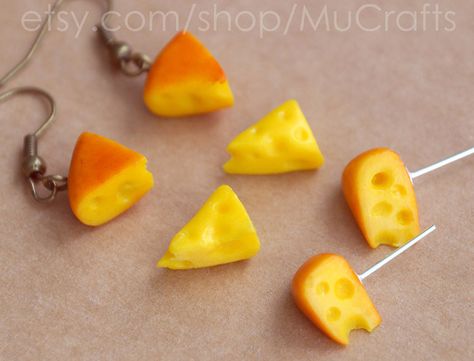 I really love this charm! Definitely i will make this into a necklace! Made entirely out of polymer clay. Painted and glazed to make it realistic Clay Dollhouse, Miniature Jewelry, Miniatures Diy, Cheese Wedge, Miniature Clay, Weird Jewelry, Food Props, Types Of Earrings, Types Of Cheese