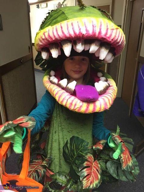 Dannielle: My daughter wanted to be Audrey II from the movie Little Shop of Horrors. We created the face mask with styrofoam and chicken wire filled with expanding spray foam. Which... Little Shop Of Horrors Costume, Audrey Ii, Horror Halloween Costumes, Halloween Costumes 2016, Maleficent Costume, Horror Costume, Flower Costume, Homemade Costume, Hallowen Costume