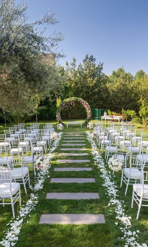 Simple Wedding Decorations Outdoor, Simple Outdoor Wedding Decor, Garden Ceremony Wedding, Ceremony Decorations Outdoor, Wedding Ceremony Decorations Outdoor, Garden Weddings Ceremony, Wedding Backdrop Design, Garden Wedding Decorations, Wedding Set Up