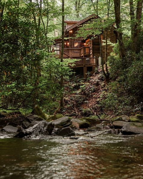 Beat the heat with a trip to the NC mountains. At 3500 ft elevation, this Newland cabin is perfectly situated for cool summer afternoons (high of 75 today!) 📷 @dirtandglass @heypamcakes 🏠 The Cabin at Squirrel Creek 📍Newland, North Carolina ➡️ 2.5 hours to Charlotte ➡️ 3.5 hours to Raleigh, Durham, Chapel Hill #logcabin #summergetaway #visitnc #blueridgemountains #petfriendly #vrbo #airbnb #hiking #fishing #troutstream —————- summer vacation | close to hiking trails | fly fishing in t... North Carolina Cabins, Summer Camp Aesthetic, Fall Vacations, Fall Getaways, Nc Mountains, Camping Aesthetic, Cabin Vacation, Outdoor Vacation, Summer Afternoon