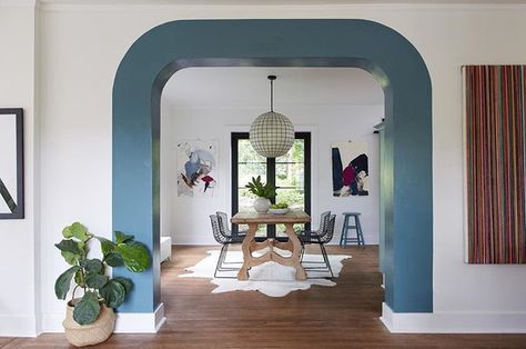 Leanne had the simple trick of painting the arch between rooms. "I loved the arch there, but it felt a bit overlooked and dated. Just by a… Tapet Inspiration, Wicker Table And Chairs, Faux Headboard, Ford Interior, Teal Paint, Trending Paint Colors, Hello Lovely, Paint Projects, Creative Living