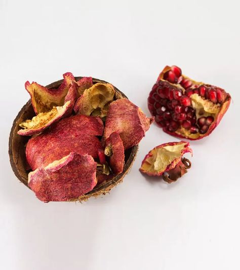 Pomegranate Peel Powder, Pomegranate Benefits, Pomegranate Peel, Soaked Almonds, Banana Uses, Pomegranate Recipes, Herbal Medicine Recipes, Lemon Health Benefits, Chia Seeds Benefits