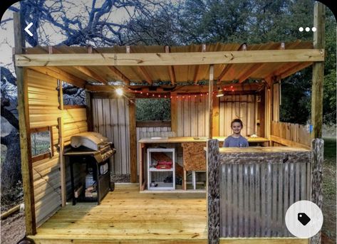 Bush Bar Ideas, Closeable Outdoor Kitchen, Bbq Shack Ideas Backyard, Cheap Outdoor Kitchen Ideas, Bbq Shack, Bbq Shed, Outdoor Grill Station, Diy Outdoor Bar, Grill Gazebo