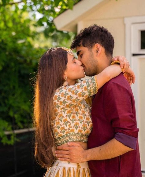 Indian Kiss, Kiss Picture Couple, Couple Poses Ideas, Beauty Movie, Romantic Couple Kissing, Diy Fashion Scarf, Wedding Couple Poses Photography, Wedding Couple Poses, Couple Picture Poses