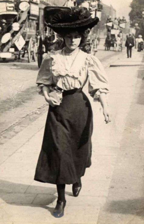 Another popular trend: ridiculously large hats. Fashion In London, Vintage Foto's, The Sartorialist, 1900s Fashion, Tokyo Street Fashion, Large Hats, Big Hat, London Street Style, London Photos