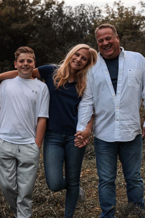 Mom And Older Sons Photoshoot, Mom And Adult Son Photo Ideas, Mom And Teenage Son Photo Ideas, Family Photo Poses Older Children, Family Picture Poses With Older Kids, Family Photos Adult Children, Europe Poses, Adult Family Photography, Adult Family Photos