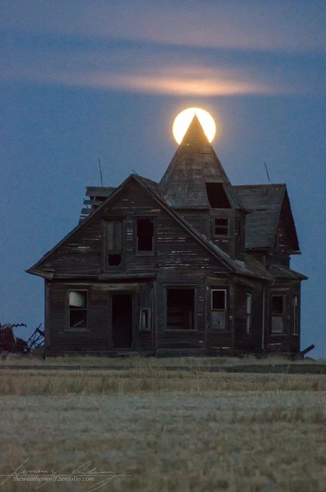 Abandoned Farmhouse, Abandoned Farm, Old Abandoned Buildings, Creepy Houses, Old Abandoned Houses, Spooky Places, Abandoned Mansions, Super Moon, Haunted Places