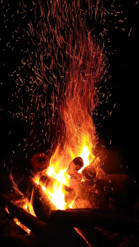 Bonfire with red sparks. Fire Sparks, Manual Photography, Fire Painting, Fire Image, Fire Photography, Fire Element, Live Wallpaper Iphone, Fire Art, Pop Up Tent