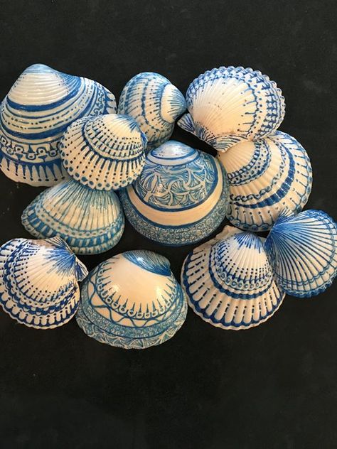 Painted sea shells inspiration from one of our California stockists, Patina Home and Garden. Did you know you can paint our moldings with a Sharpie? Painting Shells, Art Coquillage, Coastal Christmas Decor, Art Pierre, Seashell Painting, Shell Crafts Diy, Painted Shells, Coastal Christmas, Seashell Art