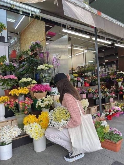 Flower Shop Outfit, Pastel Spring Outfits, Flowershop Aesthetic, Outfits Spring Aesthetic, Romantic Lifestyle, Girlie Aesthetic, Cottage Core Room, Cottage Core House, Cottage Core Fashion