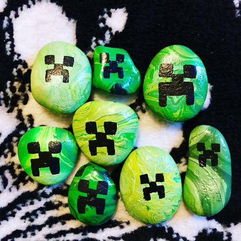 Minecraft creeper faces over green poured painted rocks. These were given out with party favors. Minecraft Rock Painting Ideas, Minecraft Rock Painting, Rock Painting Ideas Aesthetic Indie, Minecraft Rocks Ideas, Minecraft Painted Rocks, Minecraft Rocks, Pet Rocks Craft, Kindness Garden, Painting Minecraft