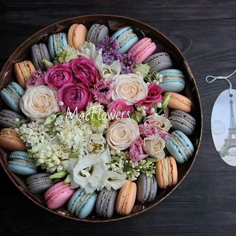 Macaroons Gift Ideas, Macaroon Flower Bouquet, Macaroons Bouquet, Macaroons And Flowers, Macaroon Gift, Flower Box Ideas, Macaron Gift Boxes, Wedding Day Gift For Bride, Macaron Packaging