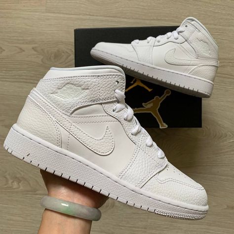 Nick Shoes, Nike Air Jordan Low, Zapatillas Nike Jordan, Shoes Jordan 1, Jordan Mid, Nike Shoes Women Fashion, Jordan 1 Mid White, Boty Nike, Box Sticker