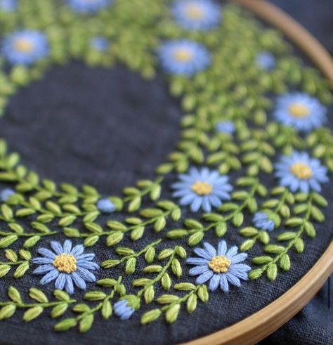 Embroidery Lessons, Hand Embroidery Patterns Flowers, Floral Embroidery Patterns, Hand Embroidery Tutorial, Handmade Embroidery Designs, Hand Embroidery Projects, Embroidery Neck Designs, Hand Embroidery Flowers, Pola Sulam