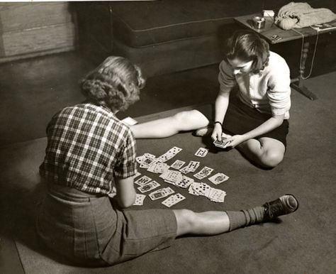 Students playing cards in their dorm room at Vassar College, 1940s. Design Moda, Foto Vintage, Vintage Life, 1940s Fashion, Jolie Photo, Life Magazine, Vintage Girls, Vintage Photographs, Vintage Aesthetic