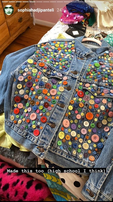 Decorated Jean Jackets Diy, Decorated Jean Jacket Ideas, Denim Jacket Makeover, Quilt Jean Jacket, Jean Jacket Makeover Ideas, Denim Jacket Refashion, Decorate Denim Jacket, Decorated Denim Jackets, Patchy Clothes