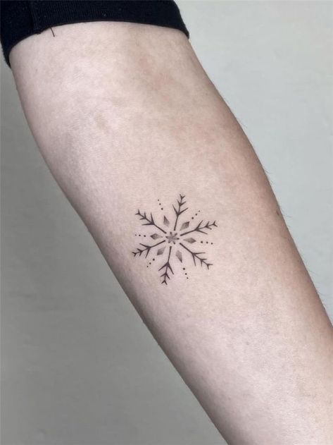 Cold Tattoo, Small Snowflake Tattoo, 30 Tattoo Ideas, Snowflake Tattoo, Winter Tattoo, 30 Tattoo, Glyph Tattoo, Tato Minimal, Snow Flake Tattoo