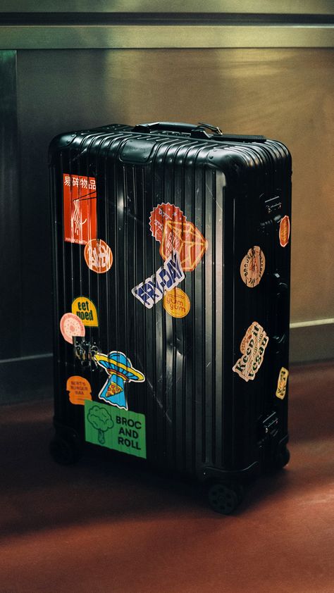 Beaten down Rimowa Essential Rimowa Essential, Rimowa Luggage, Emerald Colour, Suitcase Stickers, Aesthetic Objects, Cute Luggage, Luggage Stickers, Story Ideas Pictures, Geek Gadgets