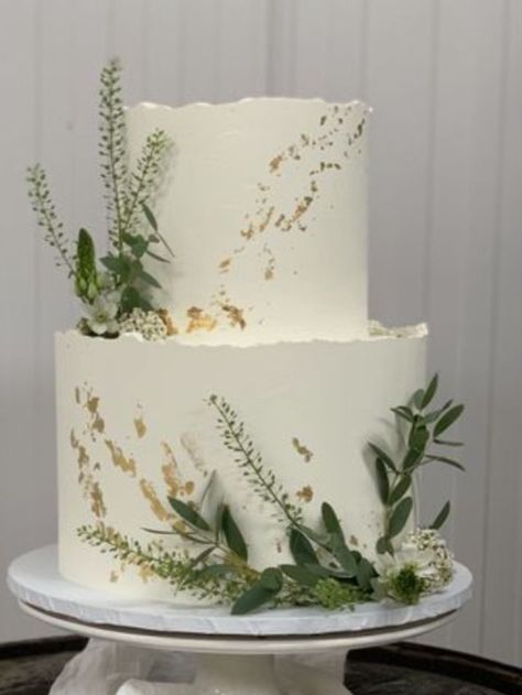 White Chocolate Ganache Cake, Cake Gold Leaf, Wedding Cake Gold Leaf, Cake With Greenery, Greenery Cake, Wedding Cake Gold, Cakes With Flowers, Golden Wedding Anniversary Cake, Wedding Cake Greenery