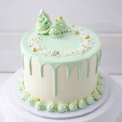 Winter Torte, Christmas Cake Ideas, Christmas Cake Designs, Christmas Cake Decorations, Xmas Cake, Winter Cake, Toffee Bits, Cake Layers, Meringue Buttercream