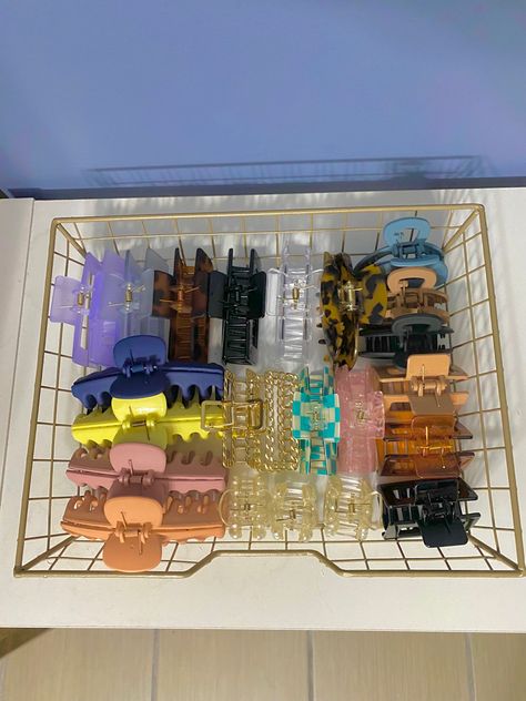 Claw Clip Organization Ideas, Accessories Organization Aesthetic, Organized Hair Accessories, Claw Clips Organization, Organization Hair Accessories, Aesthetic Assecories, Hair Clip Organization, Hairclip Organizer, Claw Clip Organization