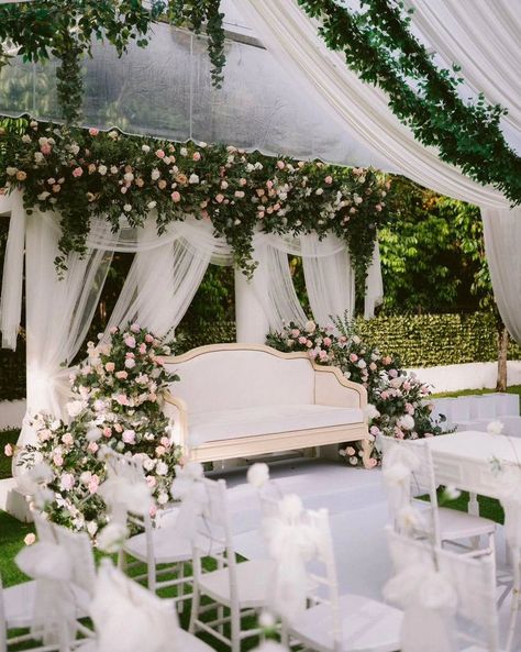 Garden Wedding Uk, Dekor Pelaminan, Transparent Tent, Nikkah Decor, Pelamin Nikah, Malaysian Wedding, Backdrops Wedding, Wedding Ceremony Setup, Nikah Decor