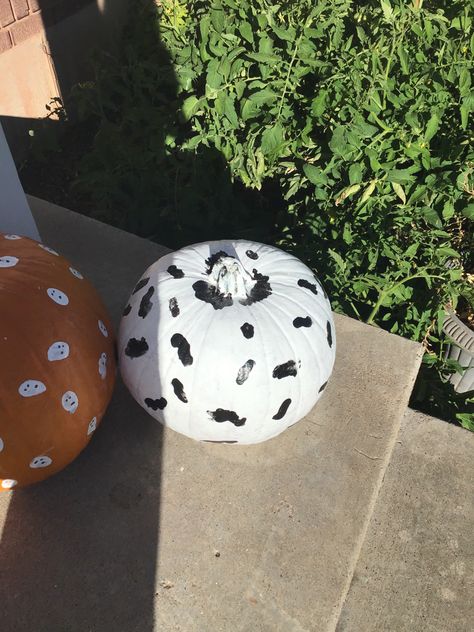 Hello! First ever post. I made a “Cow Pumpkin” for #2020 Halloween! How to nake Cow Pumpkin: Step 1. Get a WHITE pumpkin or paint a pumpkin WHITE. Step 2. Once finished, get some black paint and put your finger and do NOT smear the paint. Step 3. Make Cow Prints on the pumpkin. Don’t make it to cluttered or it with look funny. 👀 Like or follow for more posts! Cow Print Pumpkin Painting, Cow Pumpkin Painting, Cow Print Pumpkin, Pumpkins Designs, Paint A Pumpkin, Cow Pumpkin, Cow Prints, Creative Pumpkin Painting, Pumpkin Designs