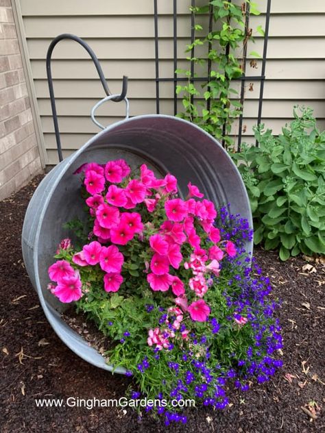 Galvanized washtubs make the cutest flower planters. Plus, tons of super cute ideas for using upcycled vintage items in your gardens to add character and charm. #fleamarketgardening #rusticgardendecor #ginghamgardens Vintage Gardening, Garden Junk, Antique Finds, Garden Decor Ideas, Landscaping With Large Rocks, Vintage Garden Decor, Garden Art Sculptures Diy, Can Diy, Garden Art Projects