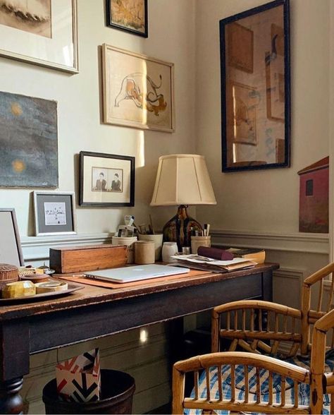 Baroque Office Design, Cosy Office Space, Workspace In Living Room, Vintage Desk Setup, Mom Office, Dc Living, Library Rooms, Cottage Office, House Aesthetics