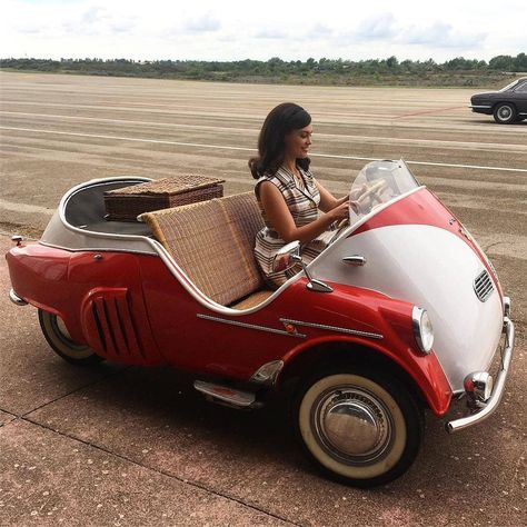 Isetta Custom Roadster (1952-1962) . The Isetta was first manufacturered by Italian firm Iso, better known for building scooters and… Bmw Isetta 300, Bmw Isetta, Bmw Classic Cars, Tiny Cars, Microcar, Weird Cars, German Cars, Classic Cars Vintage, Unique Cars