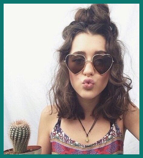 Hippie Short Hair, Hippie Hairstyles Short Hair, Short Curly Hair Updo, Short Curly Bob Haircut, Hippie Hairstyles, Short Spiky Haircuts, Bob Haircut Curly, Short Hair Bun, Hippie Hair