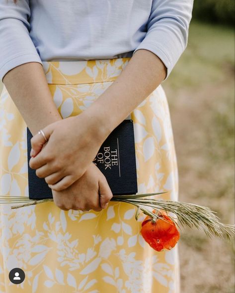 Biblical Photoshoot, Photoshoot With Bible, Christian Woman Photography, Christian Photoshoot Ideas, Senior Picture Ideas Christian, Pastor Photoshoot, Bible Photoshoot, Christian Photoshoot, Farewell Pictures