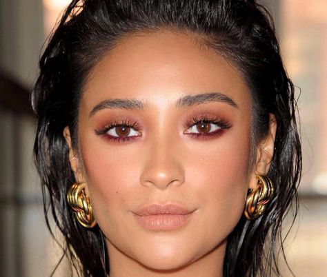 Burgundy Eyeshadow, Smink Inspiration, Gold Eyeshadow, Makijaż Smokey Eye, Makeup Hacks, Shay Mitchell, Smokey Eyes, Maquillaje Natural, Makeup Goals